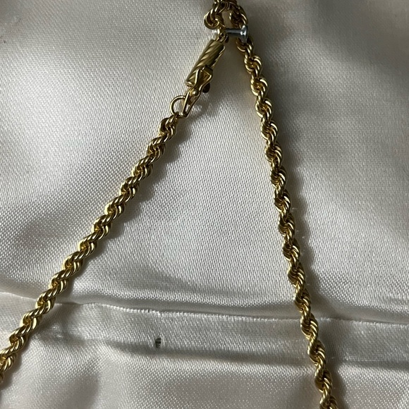 Elegant Gold Pendant Necklace